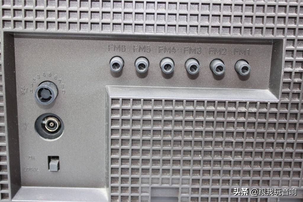 这是一款80年代根德公司推出的Satellit2400SL多波段便携式收音机