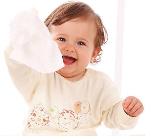 你还在用棉签给宝宝清理鼻腔吗,新生儿擦屁屁用湿巾好还是棉柔巾