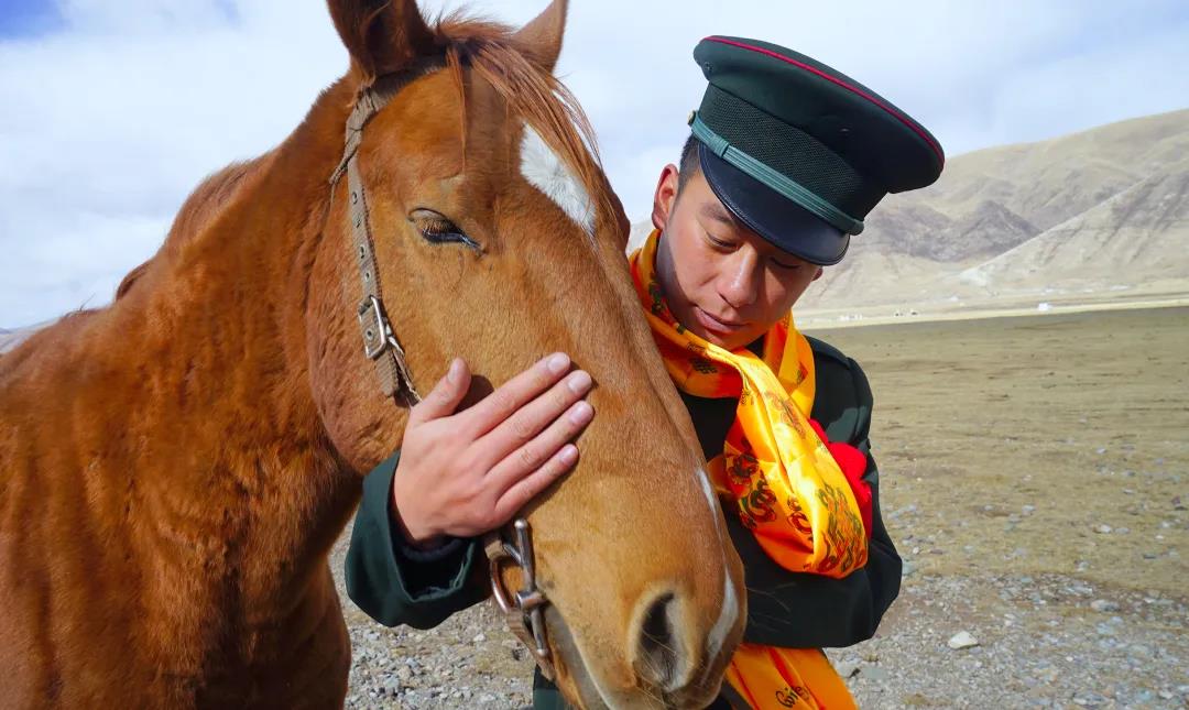 兵哥哥骑马飞奔,骑马的兵哥哥照片