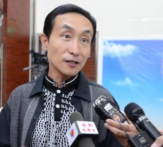 连登春晚24年现状,连登春晚8年走红后却回归家庭