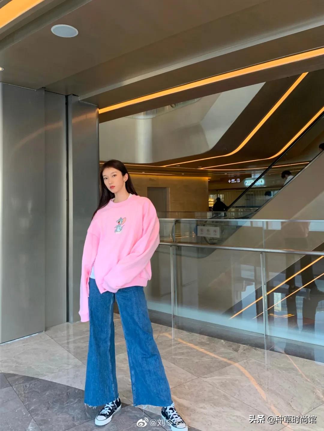 秋冬新款上新卫衣穿搭,今年秋款卫衣的流行款式