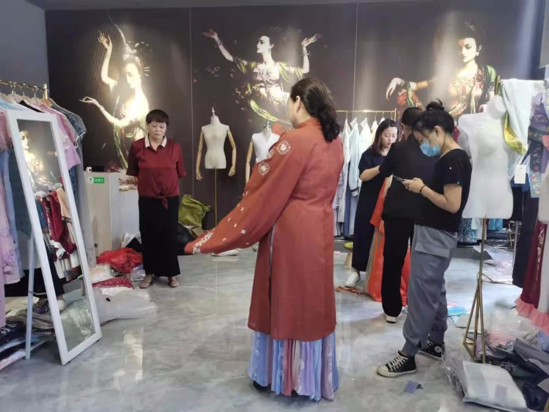 我们坐飞机转火车转老头乐，看到了真实的曹县