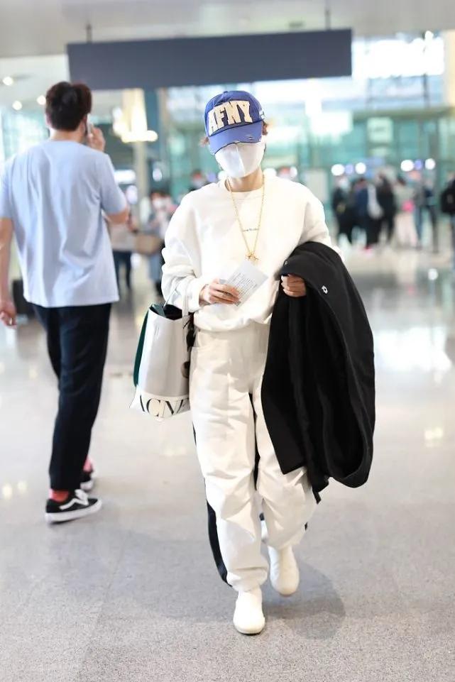 马伊琍离婚后衣品太好了，一身白色运动装配大金链，洋气又时髦