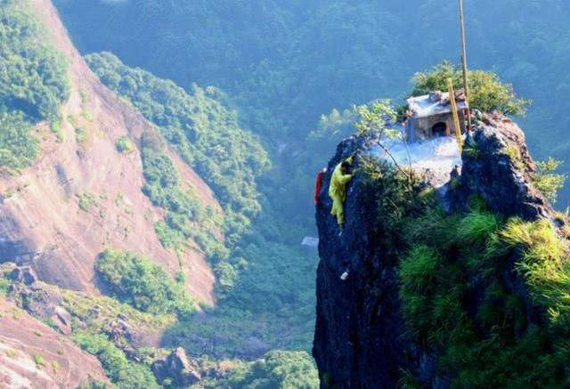 邹在宏818米悬崖上代人烧香,烧一次收199元,稍不留神就会丢了性命