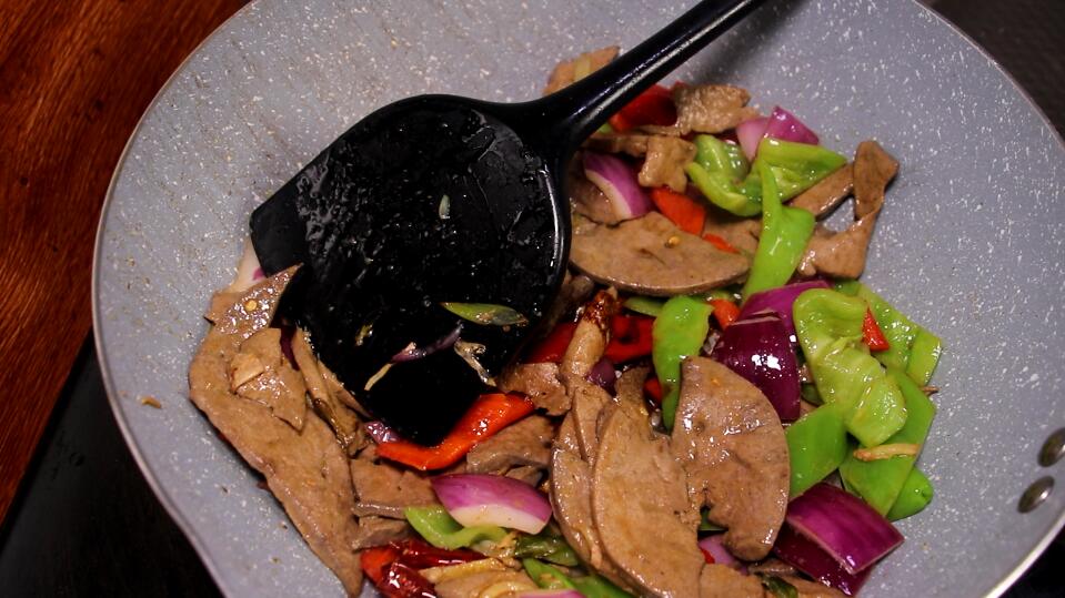 炒猪肝前是不是都要弄淀粉,炒猪肝很多人第一步就错了