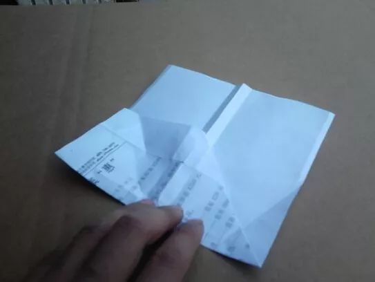 实际上可以飞超远的纸飞机,特别简单但是可以飞很远的纸飞机