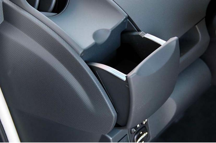 近距离看看丰田雅力士的全貌,丰田雅力士至尊版5万多公里