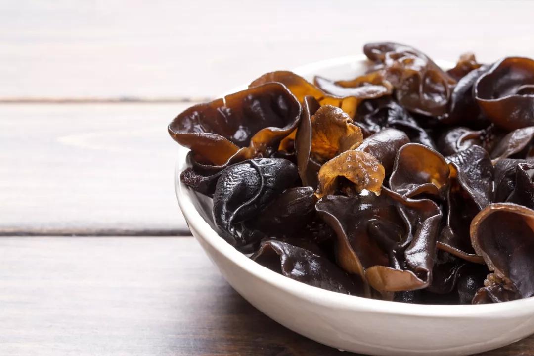 有毒的木耳吃多了会怎样,木耳吃多少会中毒