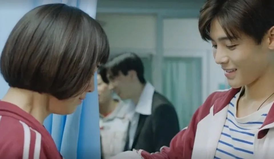 床单有痕迹，纸篓塞卫生纸，男孩的“生理期”同样值得父母重视