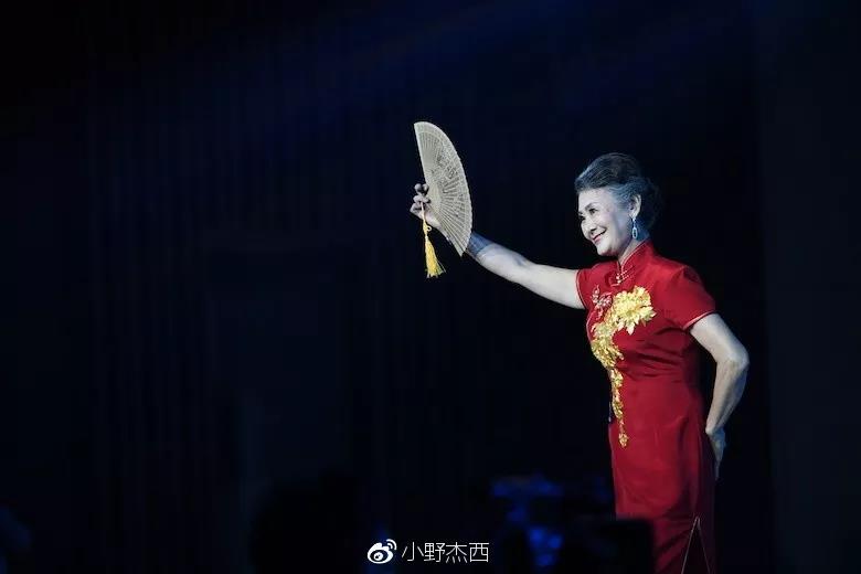 奶奶穿旗袍惊艳了整条街,奶奶穿旗袍惊艳外国人