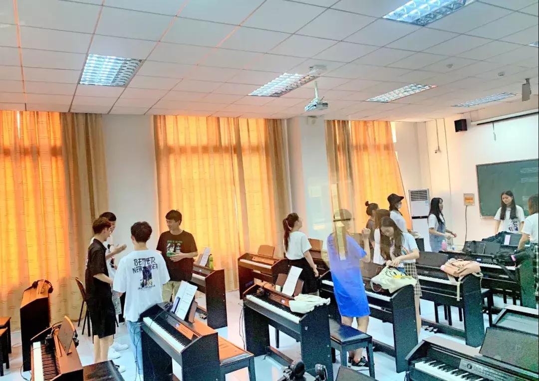 武昌这所低调的大学坐拥一线江景，教学楼窗外就是黄鹤楼