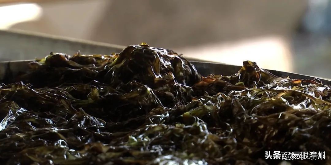 海上有好多黑色白色的东西是什么,海里的黑黑的东西好吃吗