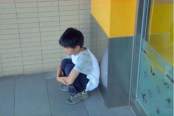 孩子上幼儿园放学哭闹是什么心理,为什么孩子上幼儿园家长会哭