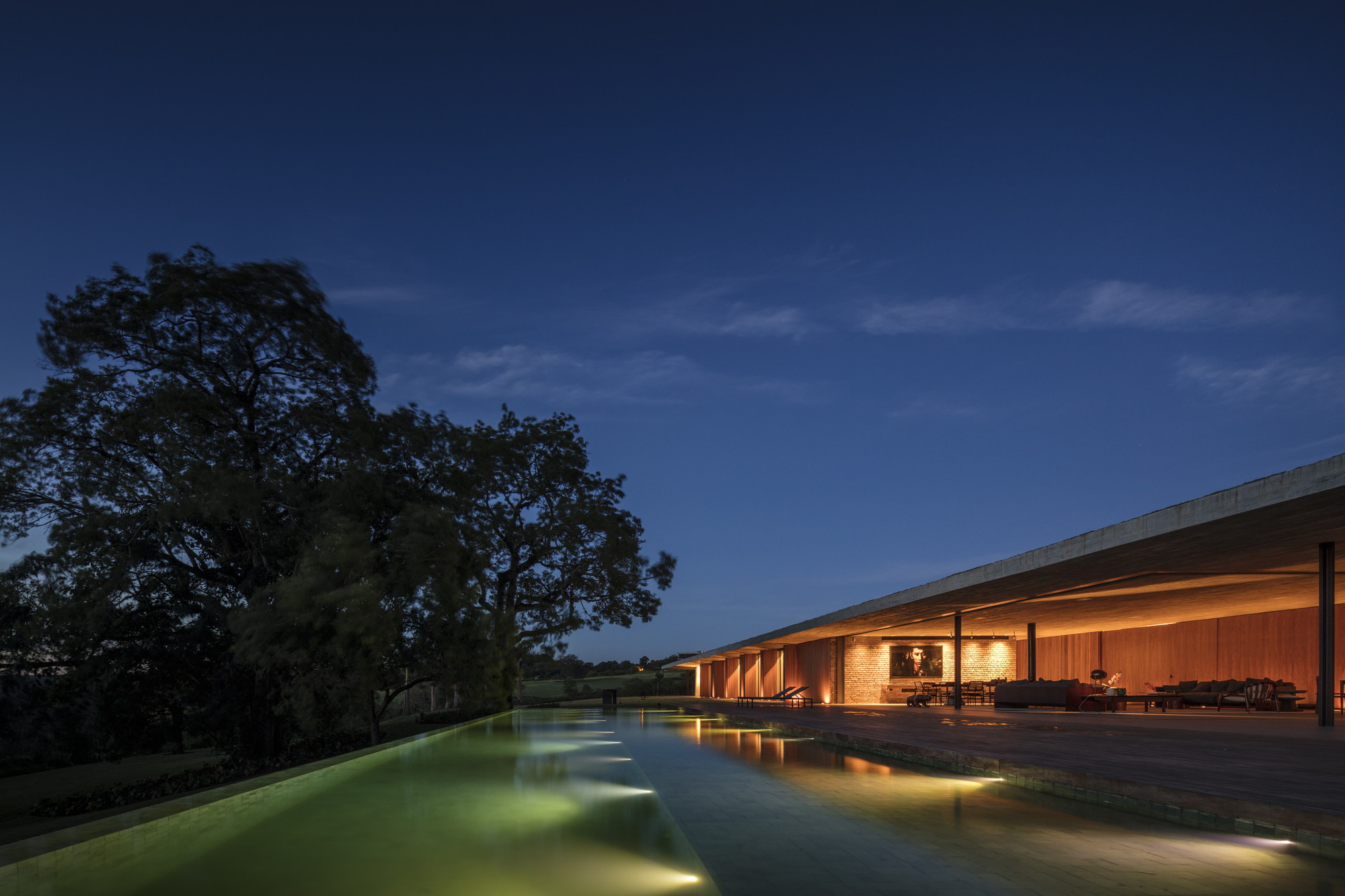 1000m²屋顶满种绿草，消隐在田园水光里的家