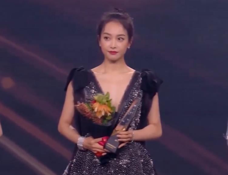 杨幂与杨紫的采访节目,微博之夜杨幂和杨紫在聊什么