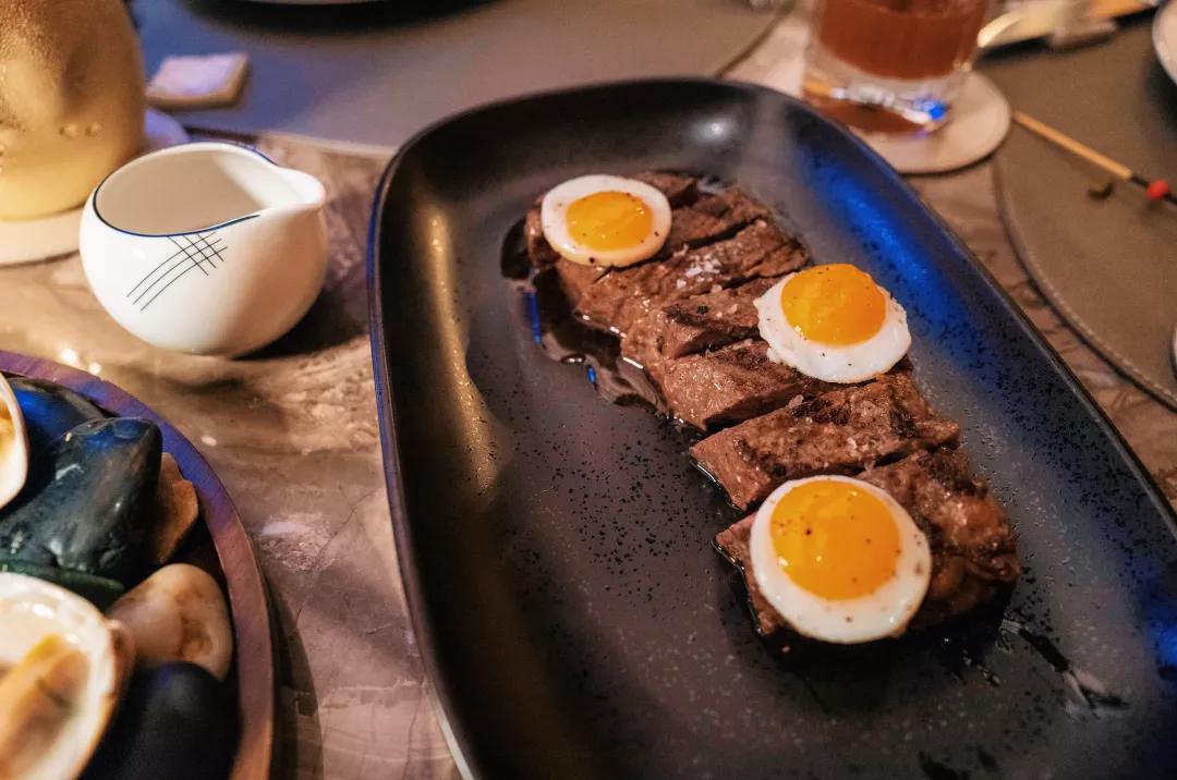 200块钱住北京,200块住酒店吃大餐