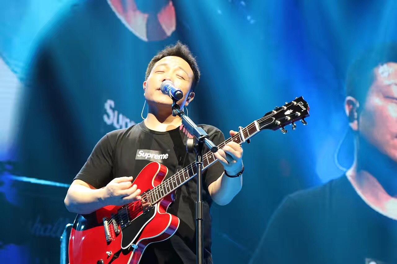 “歌神”许巍：曾因抑郁症险些自杀，如今年过半百，却回归为少年