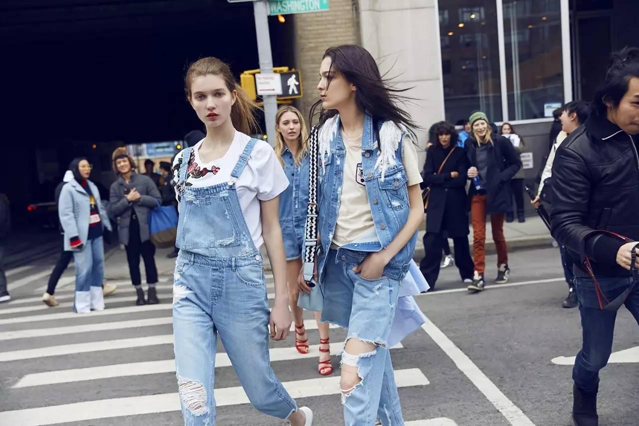 它们是街拍中永不落伍的存在也是你衣柜的救星