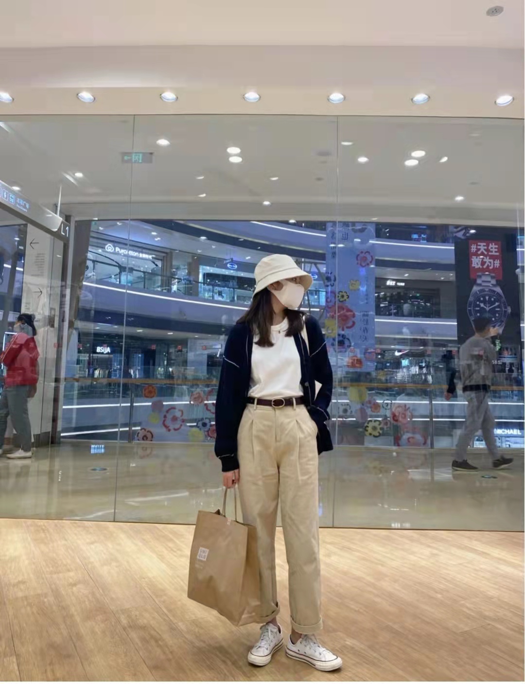 卡其色裤子配什么上衣有高级感男,黑色上衣配卡其色裤子好看吗男生