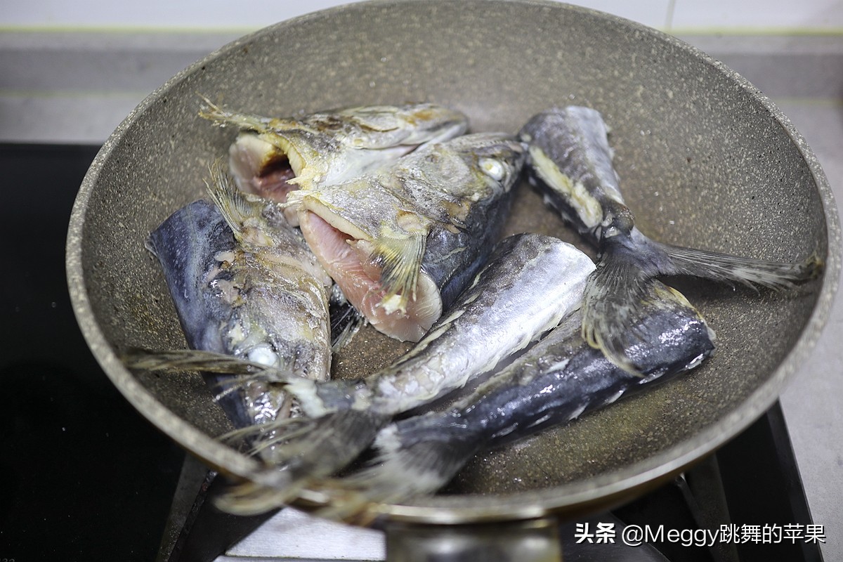 豆腐炖鱼块大锅饭正宗做法,春节炸鱼块炖豆腐