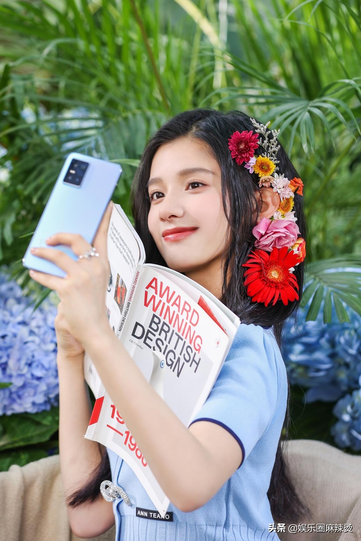 “自然美”95后小花张婧仪参加品牌发布会，现场展示“清新”自拍