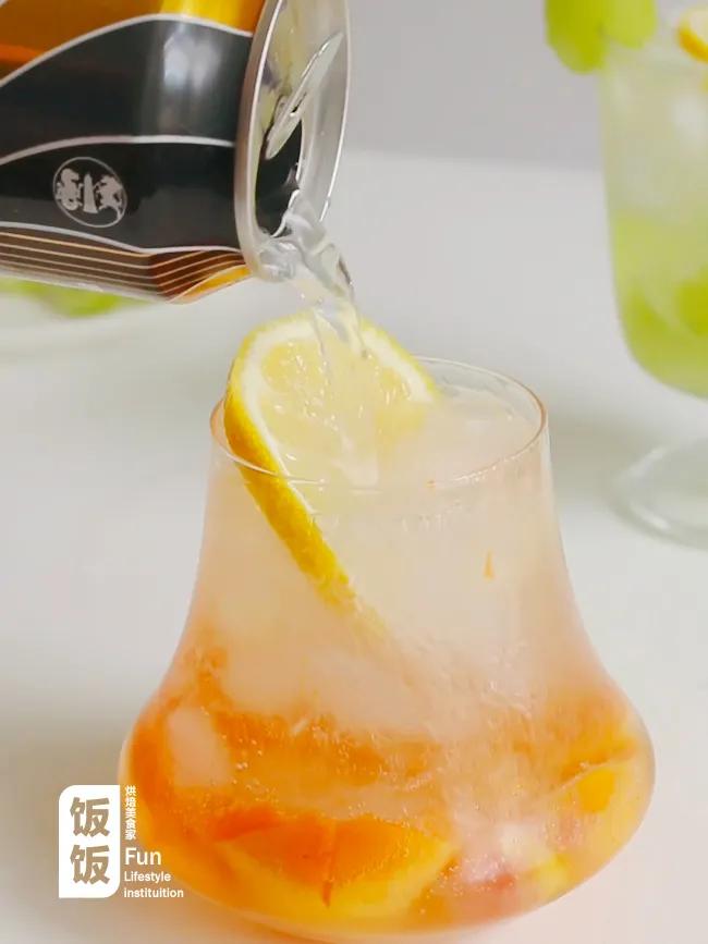 草莓青提气泡水,青提乌龙气泡水