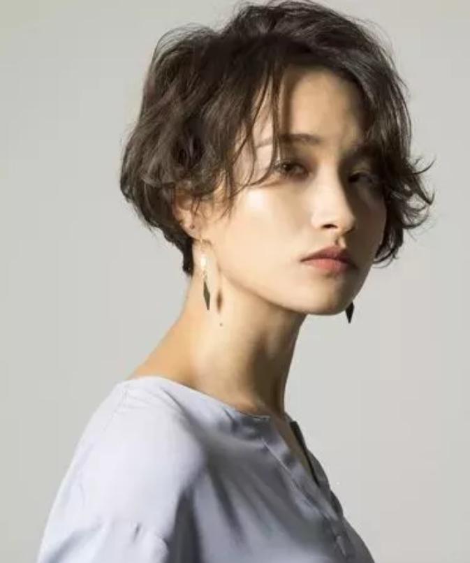 杨幂难得换新发型，穿豹纹拍大片上热搜，却遭亲爸吐槽马甲线不足