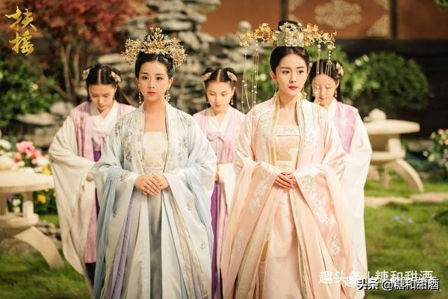 杨幂金色连衣吊带裙,杨幂穿同款蓝色修身裙美照