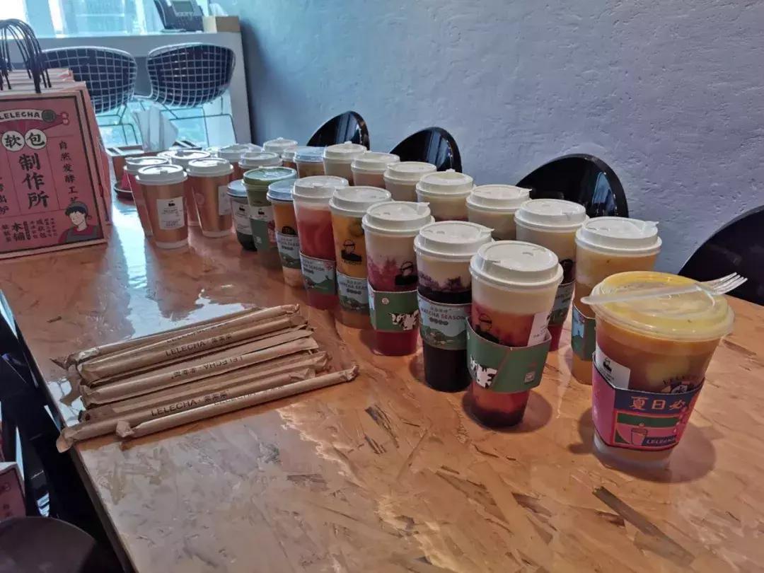 我们走访了最火的9家奶茶店,记者走访测评全市多家品牌奶茶店