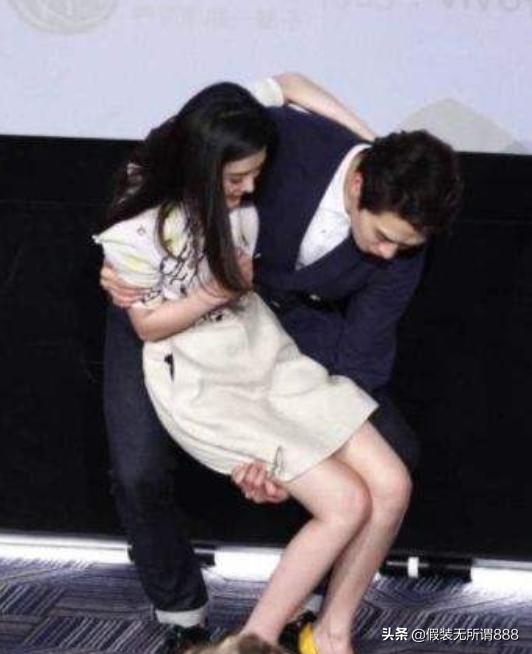 魏大勋把李沁抱起，她脚指头努力勾着高跟鞋，网友：脚好小