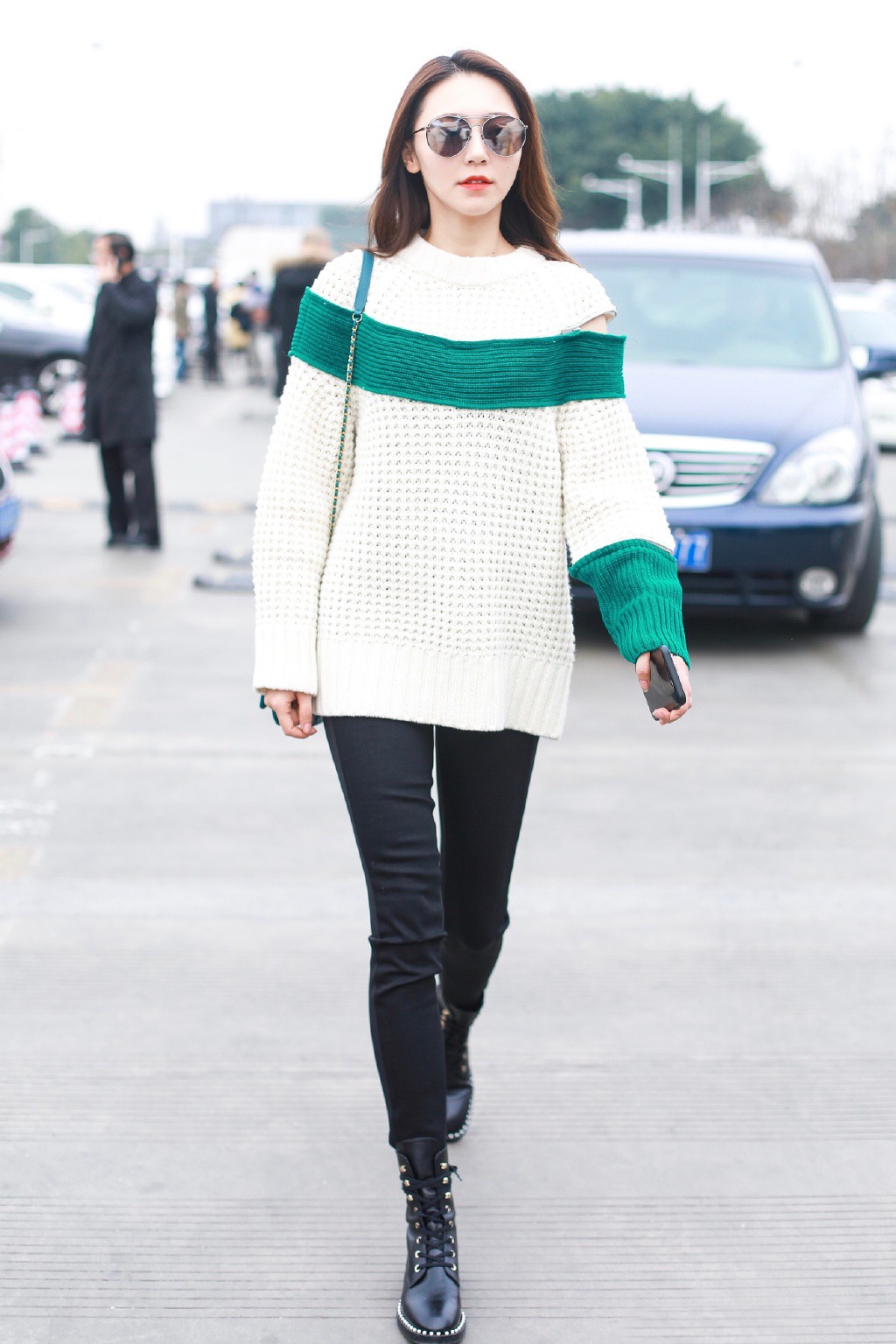 剧中她嫁老板杨幂的未婚夫，穿机车服配紧身裤，大长腿不输杨幂