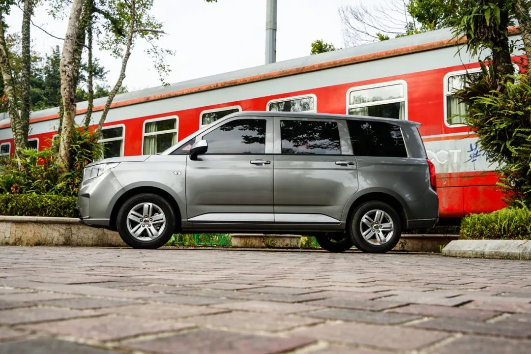 神车新变化五菱宏光plus,神车是否真神评测五菱宏光s