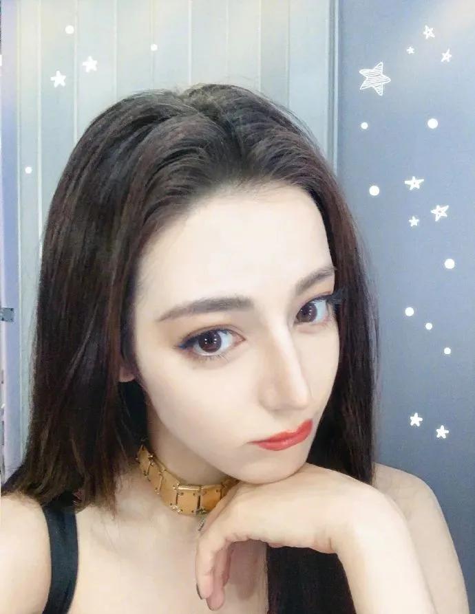 迪丽热巴嘴唇厚,正确脸部护肤步骤迪丽热巴