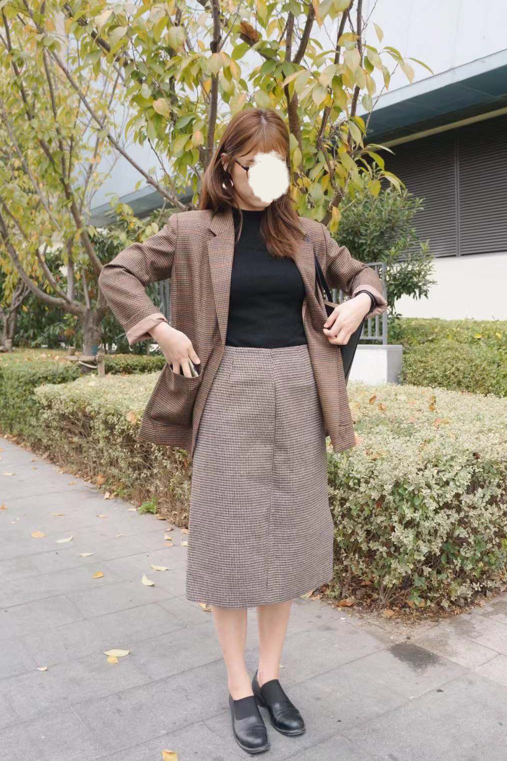 杏色大衣内搭什么颜色毛衣好看,深蓝色大衣内搭什么颜色的毛衣