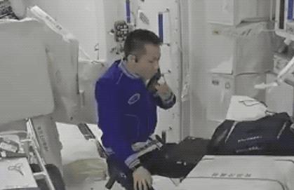 中国人“吃*片鸦**”才能造火箭？聂海胜：我们吃椒麻鹅和宫保鸡丁