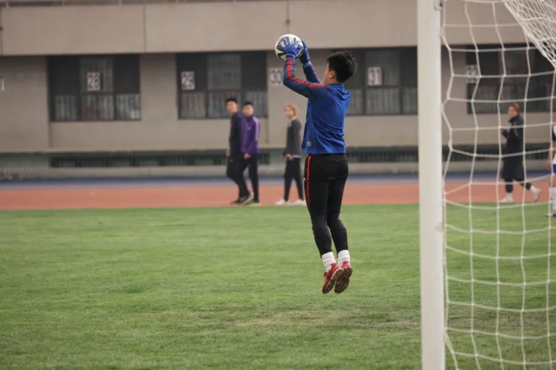 清华化工男足时隔11年再夺冠军！老博士泪洒现场激情解说大放送