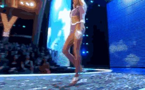 模特走路摔倒,模特走t台摔倒