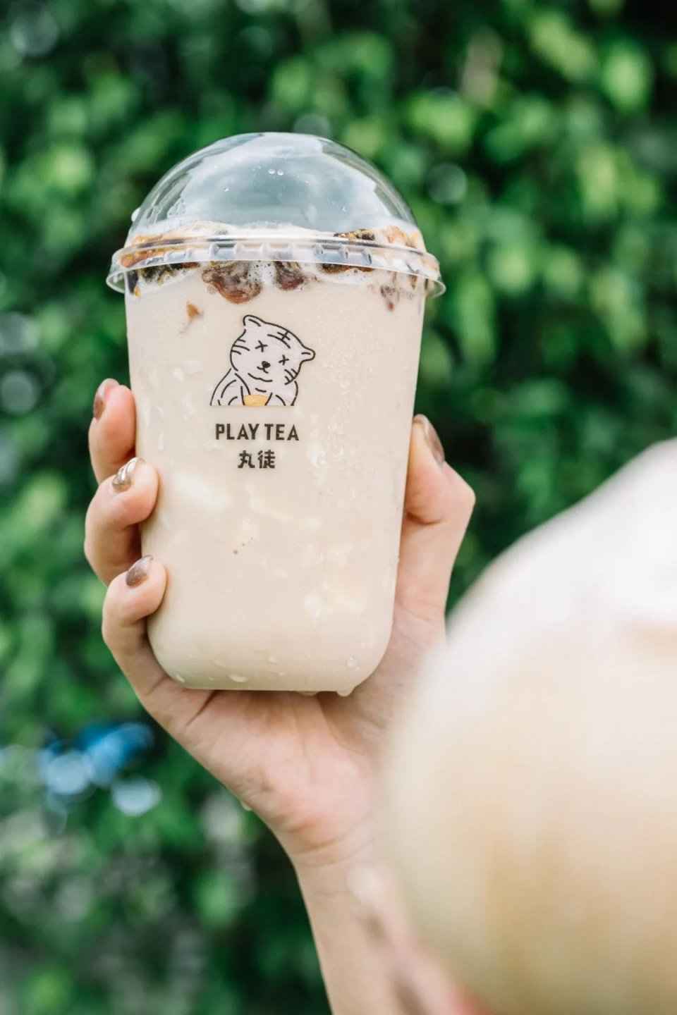 椰椰奶冻茶，会抖臀！1秒卖出1000+杯，有人开货拉拉来买…