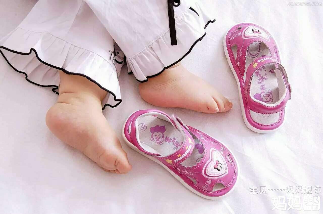 2岁宝宝总爱光脚丫满屋子跑，父母担心生病，看看医生怎么说？