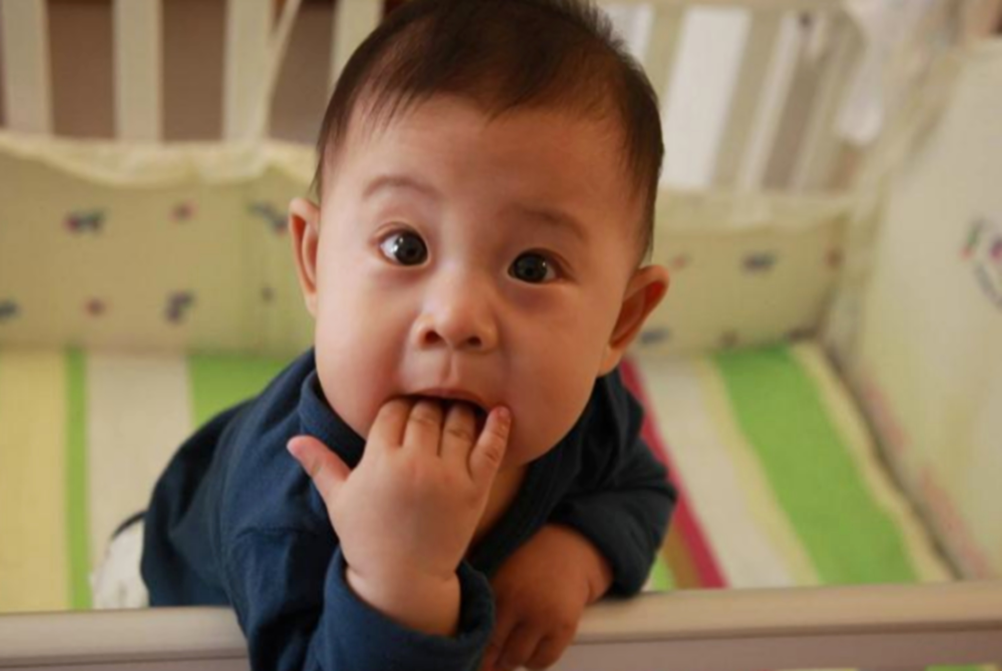 宝宝阶段性吃手,宝宝吃手太疯狂