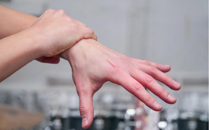 高血糖引起手臂疼痛是啥病,左手大拇指和食指发麻和高血糖