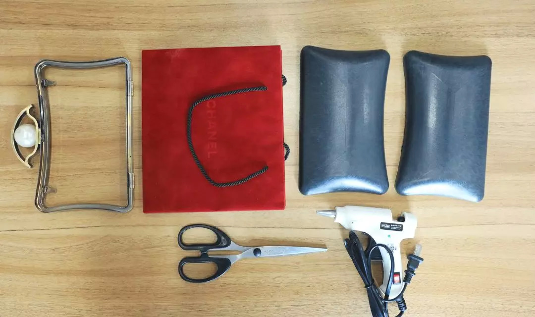 废旧纸袋如何做收纳包包,大牌纸袋斜挎包包改造教程