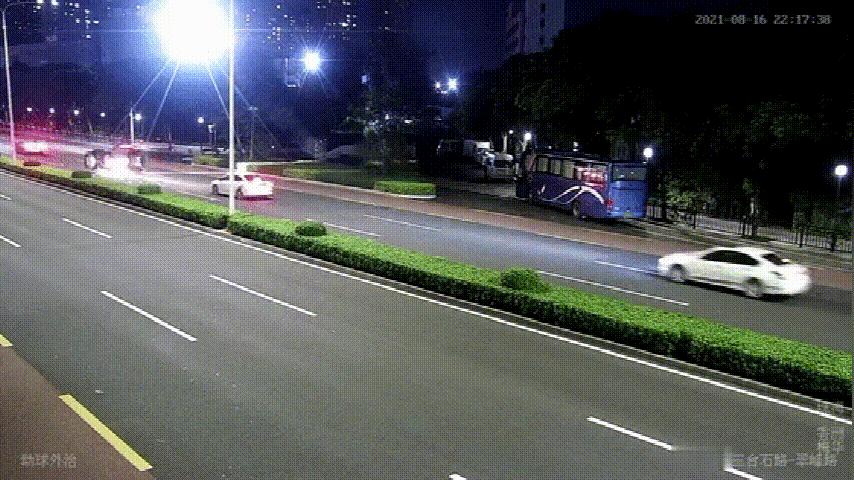 黑车司机下车白车撞黑车后续,黑车变道撞宾利白车后续