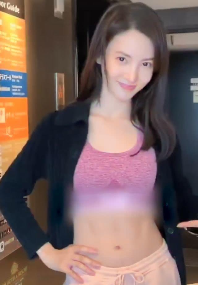 金晨在朋友圈上发她的马甲线,金晨的是属于马甲线还是腹肌