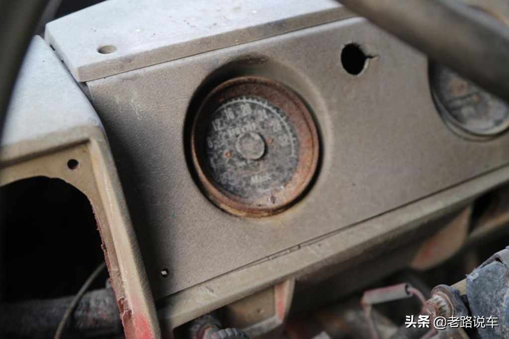 斗牛犬品牌卡车,斗牛犬在汽车上的视频