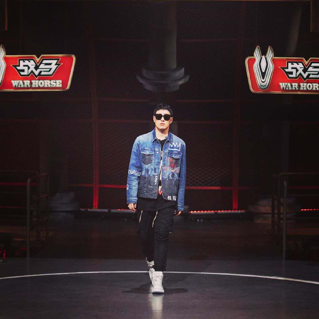 秋冬穿搭万花筒，王源的棒球衣，华晨宇正经穿衣服的样子见过没