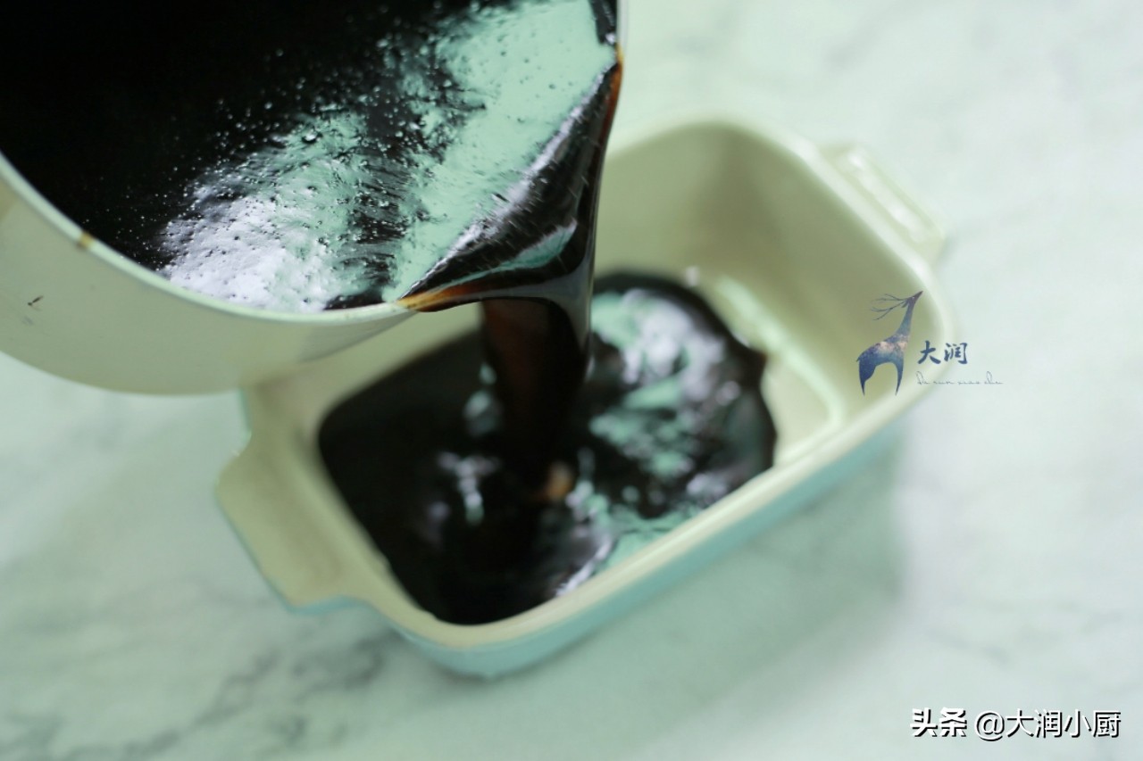 自制龟苓膏清热消暑的必备饮品,龟苓膏熬成糊