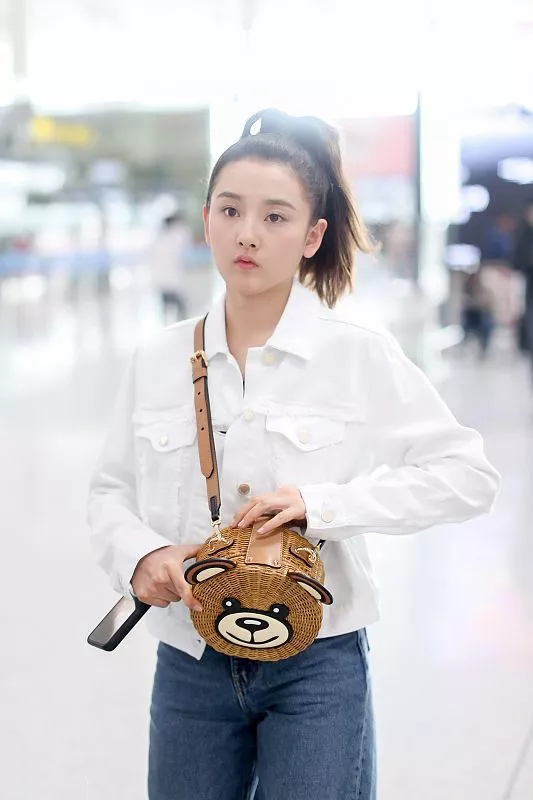 宋祖儿帆布包,宋祖儿包包里装什么