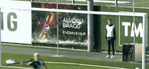 武磊7分钟遭2次打击!伸手3秒要球却被无视急得自己强行射门