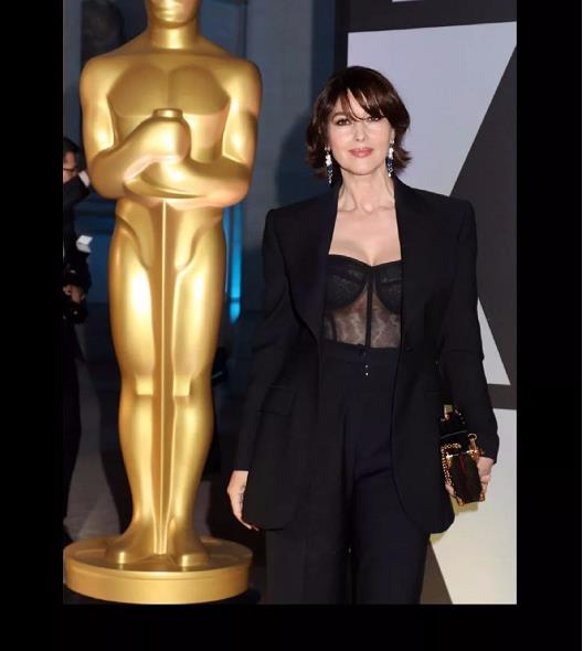 拥有祖传的神颜，进军时尚圈成新宠儿，老妈还是意大利性感女神